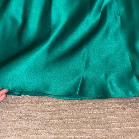 Emerald green prom/formal dress 💚 - Picture 5 of 9